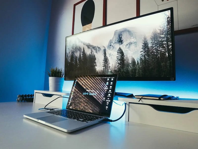 UPS برای لپ‌ تاپ و یک مانیتور
